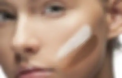 Ada Triknya, 5 Kesalahan Pakai Concealer Ini Jangan Terulang Lagi!
