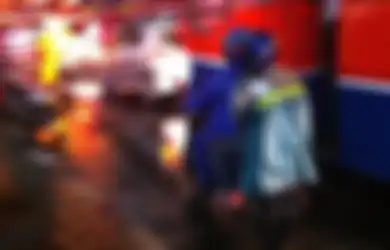 Udah Mau Musim Hujan, Jangan Sembarangan Pilih Mantel Kalo Motoran!