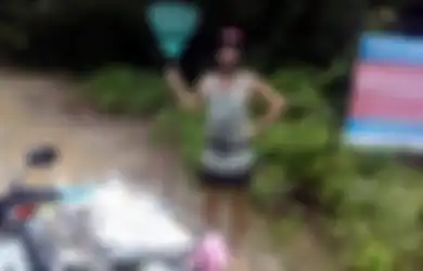 Warga Malaysia Dibuat Malu ketika Melihat Banyak Sampah di Air Terjun Malah Dibersihkan oleh Bule