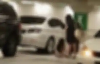 Tertangkap Kamera, Gadis Dipaksa Berlutut dan Mendapatkan Perlakuan Tak Manusiawi