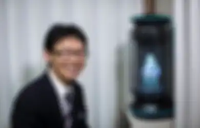 Bukti Cinta Itu Buta: Pria Asal Jepang Ini Nikahi Sebuah Hologram