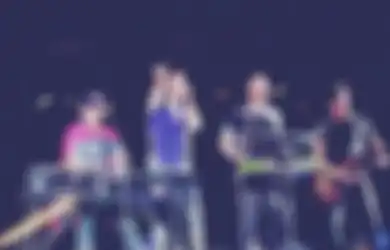 Rayakan 20 Tahun Album 'Parachutes', Coldplay Rilis Adegan Tersembunyi dari Video Klip 'Yellow'