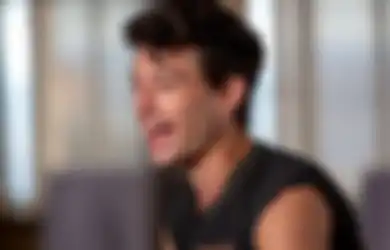 Lewat Media Sosial, Aktor Ezra Miller Ancam Bunuh Anggota Kelompok Teroris 'KKK'