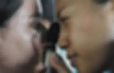 Seorang Wanita Kehilangan Matanya Gara-gara Mandi Masih Pakai Lensa Kontak, Lalu Terkena Parasit