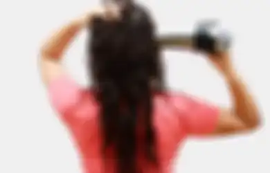 7 Tips Mengeringkan Rambut Pakai Hair Dryer Tanpa Rusak dan Rontok!