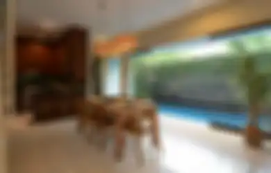 Bersebelahan dengan Kolam Renang, Dapur dan Ruang Makan ini Adem Banget!