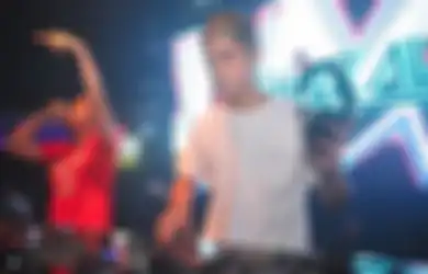 7 Seleb Cowok ini Nggak Cuma Jago Akting, Tapi Juga Bisa Nge-DJ