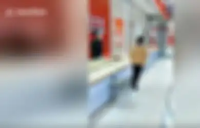 Karyawan Toko Perhiasan Mencelat karena Kaget Melihat Pembeli yang Seolah Mau Mencuri Emas, Bikin Ngakak!