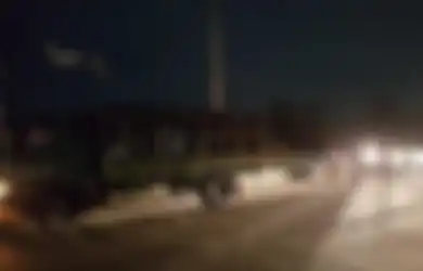Salah Sasaran, Truk yang Ingin Dibegal Pria Ini Rupanya Isinya Sekelompok Tentara Bersenjata! Netizen Ngakak