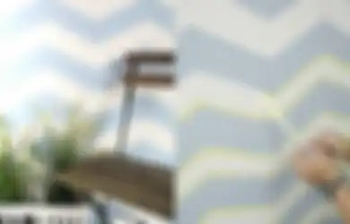 Gampang dan Cuma Butuh Selotip, Berikut Cara Membuat Motif Chevron di Dinding Rumah