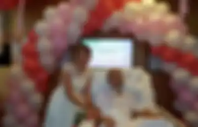 Di Balik Foto Pertunangan di Rumah Sakit Ini, Ada Kisah Miris yang Membuat Semua Orang Tersentuh