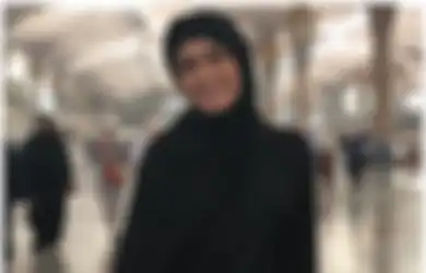 5 Potret Cantik Yuni Shara Kenakan Hijab Setelah Ibadah Umrah di Tanah Suci, Anggun Banget!