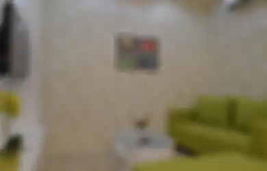 Hanya dengan Satu Trik, Ruang Keluarga Mungil Ini Jadi Tampak Luas