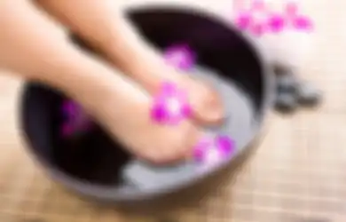 Ini yang Terjadi pada Tubuh Ketika Rendam Kaki Dengan Air Garam