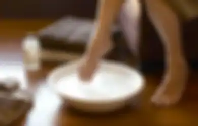 Merendam Kaki dengan Air Garam Baik Bagi Kesehatan, Termasuk Atasi Insomnia
