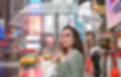 Ramai Dikabarkan Bakal Nikahi Pria Jepang, Luna Maya Justru Kepergok Pamer Potret Mesra Bareng Pria Bule Ini, Ternyata Seorang Produser Kondang Film-film Hollywood