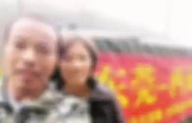 Dorong Gerobak Angkut Istrinya yang Sakit, Seorang Suami Melintasi Negara dengan Berjalan Kaki Ribuan Kilometer