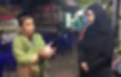 Datang Melayat, Tangis Oki Setiana Dewi Pecah Saat Ustaz Maulana dan Anaknya Tidur Mengelilingi Almarhumah Istri