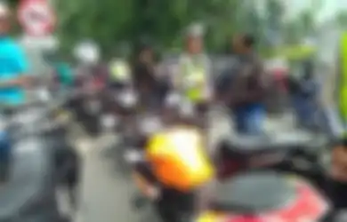 Hindari Razia Seorang Driver Ojol Justru Tabrak Polisi Hingga Alami Sesak Napas!