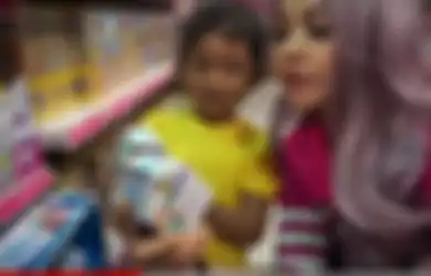 Diajak ke Mall, Anak Ayu Ting Ting Belanja Mainan Hingga Jutaan! 