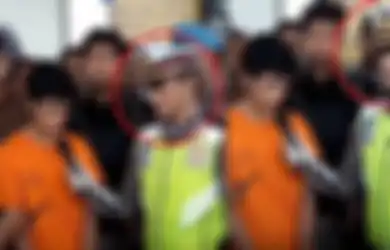 Viral Video Permintaan Maaf Adi Saputra Si Pelaku Unboxing Motor, Sosok Polisi Ganteng di Sampingnya Curi Perhatian