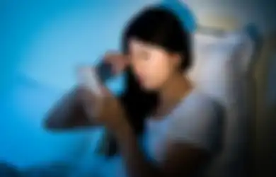 Jadi Pelajaran, Wanita ini Alami Hal Mengerikan Pada Matanya Akibat Selalu Gunakan Kecerahan Handphone yang Maksimal