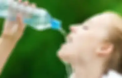 Jangan Minum Sambil Berdiri, Ini 5 Bahayanya Bagi Tubuh Kita