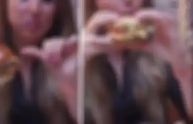 Masih Sering Berantakan, Begini Cara Makan Burger yang Salah Jika Diperbaiki