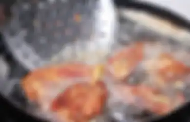 Begini Rupanya Cara Pedagang Bikin Minyak Goreng Kotor Jadi Bening Kembali, Modalnya Cuma Pakai 1 Bahan Ini Saja!