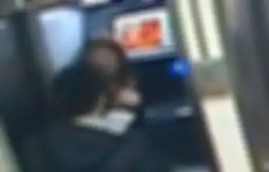 Setelah Rampas Uang dari Korban, Perampok Ini Justru Kembalikan Uang Tersebut Saat Melihat Saldo ATM-nya