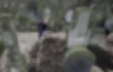 Seorang Wanita Alami Trauma Akibat Terisap ke Dalam Makam Ibunya Ketika Sedang Melakukan  Ziarah
