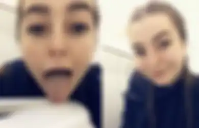 Menjijikkan! Wanita Ini Unggah Video Sedang Menjilat Toilet Pesawat, Bahayanya Tak Main-main!