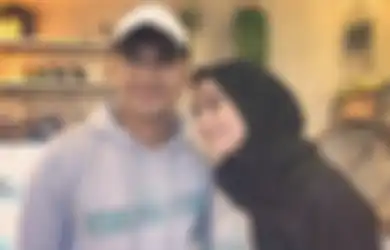 Padahal Suaminya Pejabat, Penampilan Istri Hengky Kurniawan Makan Di Warung Pinggir Jalan Jadi Sorotan