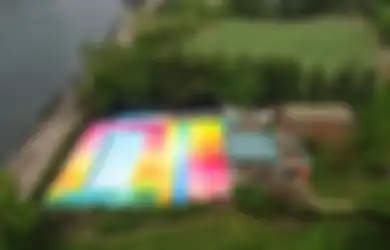 Terbengkalai dan Dilupakan, Pria Ini Justru Habiskan 120 Galon Cat untuk Ubah Kolam Renang jadi Warna Pelangi