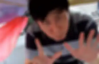 Kisah Keteguhan Andhika Cendana, Tunarungu yang Sudah 6 Tahun Jajakan Kue di Keranjang