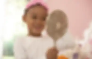 Sering Lihat Balita Anda Berbicara Sendiri? Ini adalah Tanda Anak Anda Cerdas!