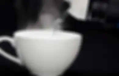 5 Bahaya Terlalu Sering Minum Air Putih Hangat, Bisa Rusak Ginjal!