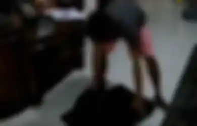 Pria Ini Banting dan Injak-injak Televisinya Sendiri  Gara-gara Tak Terima Hasil Quick Count Pemilu 2019