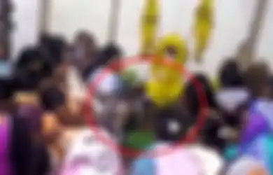 Seekor Monyet Datangi  Prosesi Pemakaman dan Elus Kepala Keluarga yang Berduka