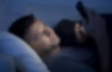 Kerap Kali Dilakukan, Ini 3 Efek Berbahaya dari Tidur dengan Handphone di Dekat Kita
