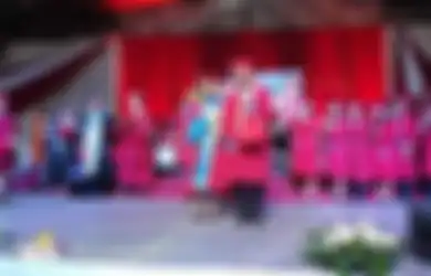 Bukti Tak Pernah Ada Terlambat Untuk Belajar: Pria Ini Berhasil Lulus Kuliah di Usia 64 Tahun