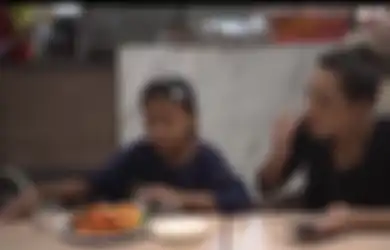 Makan Bareng Putra Penjual Cilok, Aurel Hermansyah Banjir Pujian! 