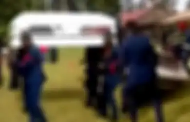 Mengangkat Peti Mati Sambil Menari, Jenazahnya Terjungkal Hingga Membuat Panik Pelayat