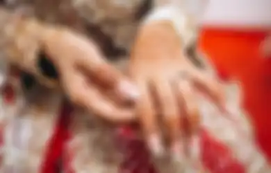 Vakum Manggung Karena Pandemi, Anak Band yang Berpenampilan Garang Ini Alih Profesi Jadi MUA, Hasil Polesannya Bikin Tercengang!