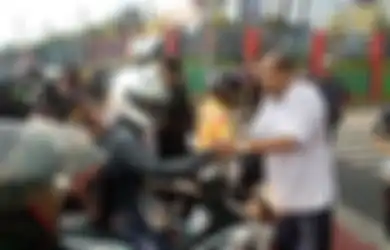 Indahnya Toleransi, saat Umat Kristiani di Depok Bagi-bagi Takjil Gratis di Bawah Hujan Rintik