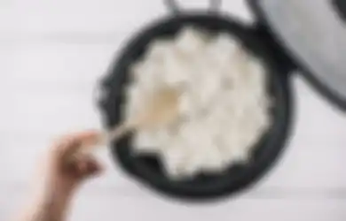 Awalnya Cuma Iseng Tuang Air Mendidih ke Dalam Rice Cooker, Wanita Ini Langsung Syok saat Tahu Nasinya Jadi Seperti Ini