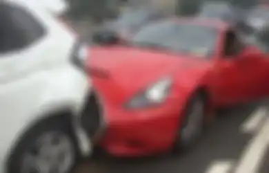 Mobilnya Ditabrak dari Belakang, Pria Ini Awalnya Ngamuk Jadi Luluh Setelah Lihat Kecantikan Pelaku hingga Setuju Damai