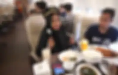 Super Mewah, Ria Ricis Ajak Tim Buka Puasa di Dalam Pesawat! 