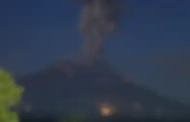 Gunung Agung Kembali Meletus: Menurut NASA, Jika Gunung Agung Meletus, Maka Itu Berita Bahagia Bagi Kehidupan Umat Manusia 