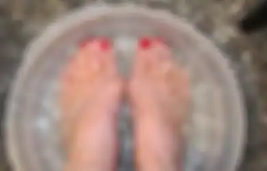Rendam Kaki di dalam Air Hangat dan Garam Selama 30 Menit, Rasakan 4 Manfaat Kesehatan ini untuk Tubuh!